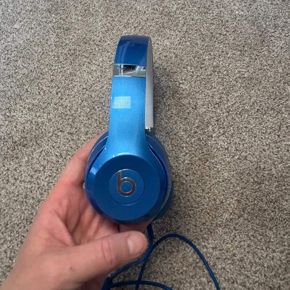 Beats by Dr. Dre Solo2 Over the Ear Headphones Blue with Case - Picture 4 of 8